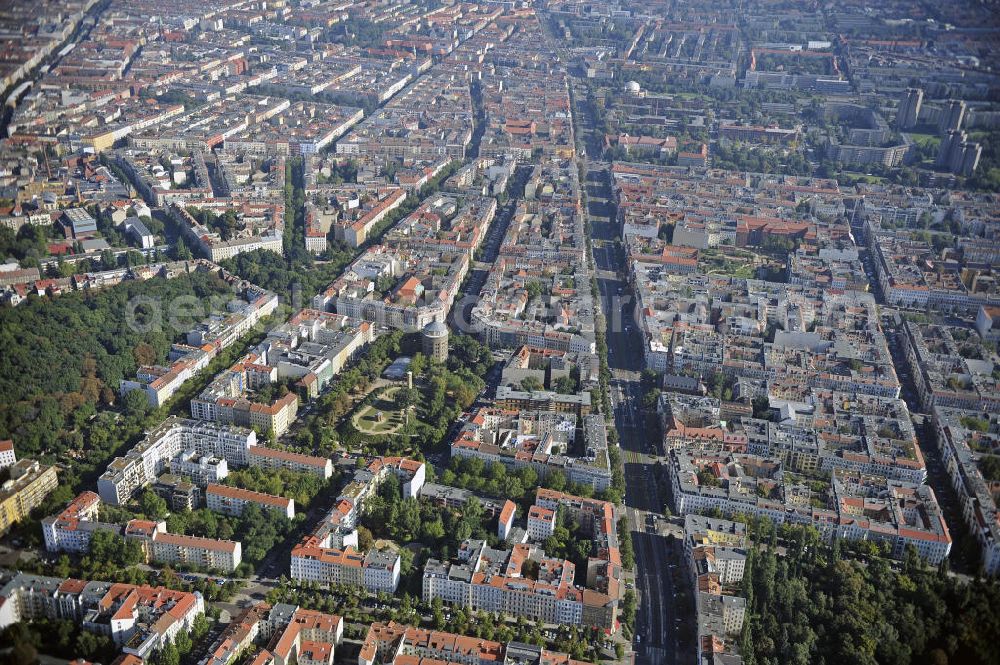 Berlin from the bird's eye view: Blick über den Stadtbezirk Prenzlauer Berg entlang der Prenzlauer Allee mit dem Kollwitzplatz nach Norden. View over the district of Prenzlauer Berg along the Prenzlauer Allee with the Kollwitzplatz to the north.