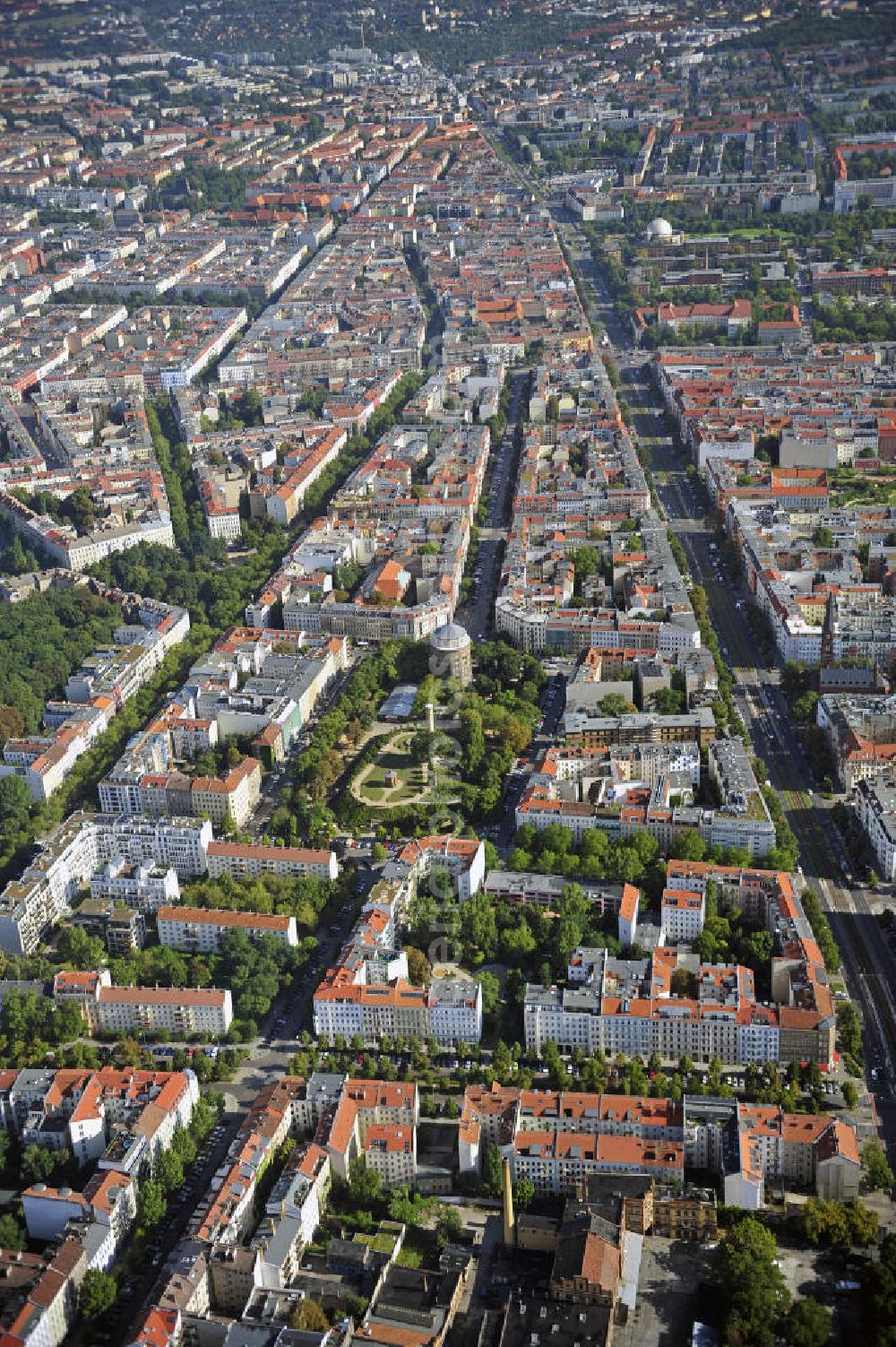 Aerial image Berlin - Blick über den Stadtbezirk Prenzlauer Berg entlang der Prenzlauer Allee mit dem Kollwitzplatz nach Norden. View over the district of Prenzlauer Berg along the Prenzlauer Allee with the Kollwitzplatz to the north.