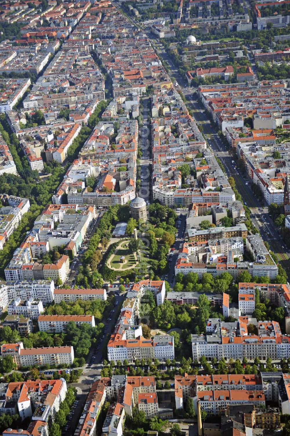 Aerial photograph Berlin - Blick über den Stadtbezirk Prenzlauer Berg entlang der Prenzlauer Allee mit dem Kollwitzplatz nach Norden. View over the district of Prenzlauer Berg along the Prenzlauer Allee with the Kollwitzplatz to the north.