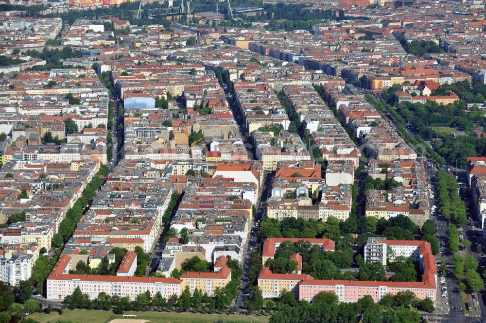 Aerial image Berlin - Wohnhäuser an der Danziger Straße Ecke Kniprodestraße Ecke Pasteurstraße Ecke Liselotte-Hermann-Straße Ecke Greifswalder Straße in Berlin-Prenzlauer Berg. Cityscape Berlin-Prenzlauer Berg.