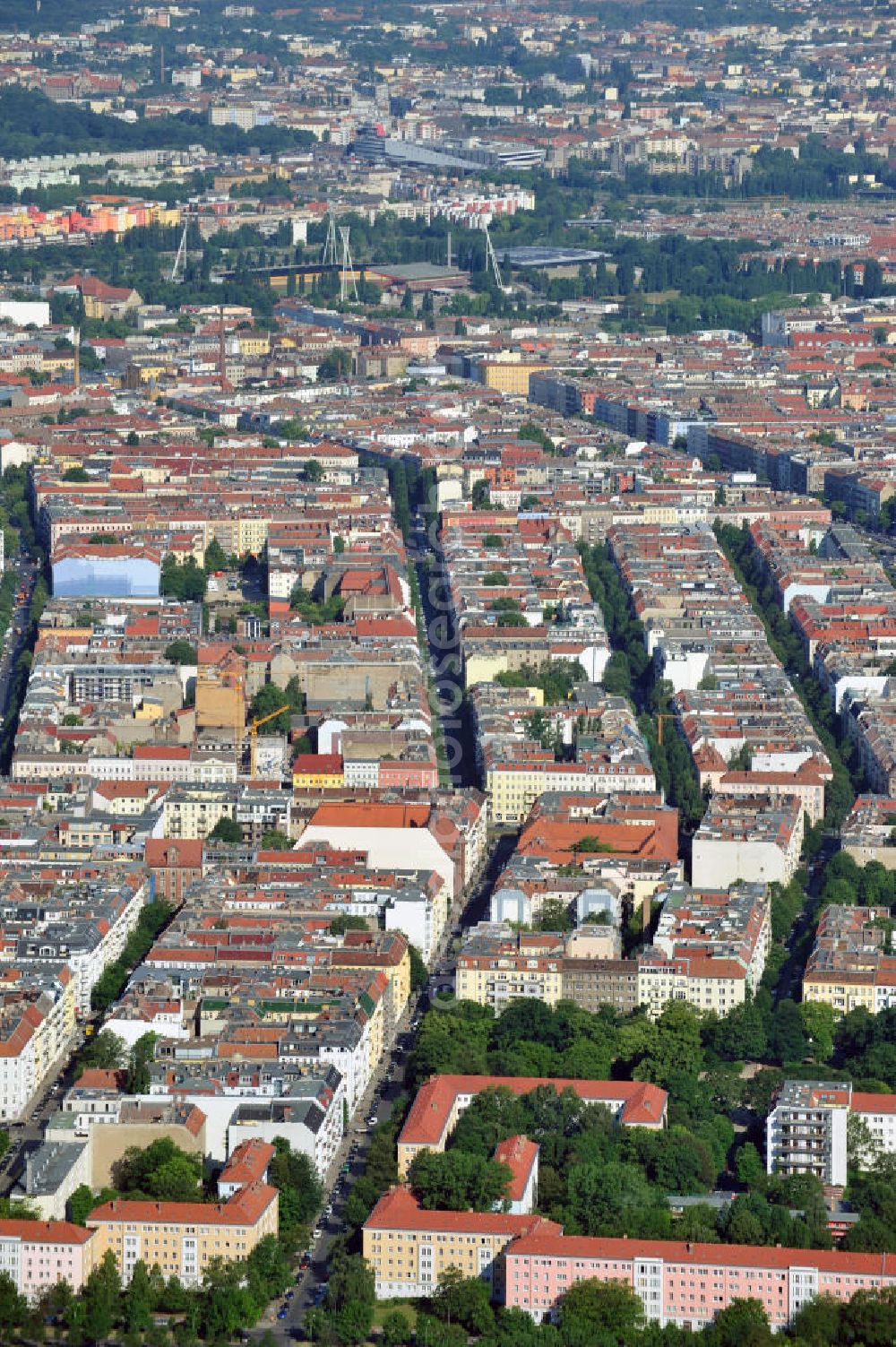 Aerial photograph Berlin - Wohnhäuser an der Pasteurstraße Ecke Greifswalder Straße in Berlin-Prenzlauer Berg. Cityscape Berlin-Prenzlauer Berg.