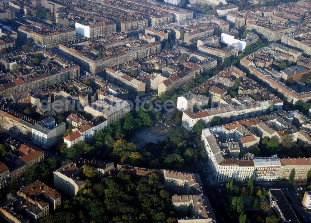 Berlin Prenzlauer Berg from the bird's eye view: Wohngebiet am Kollwitzplatz im Berliner Stadtteil Prenzlauer Berg. Housing area on the public square Kollwitzplatz in the Berlin district Prenzlauer Berg.