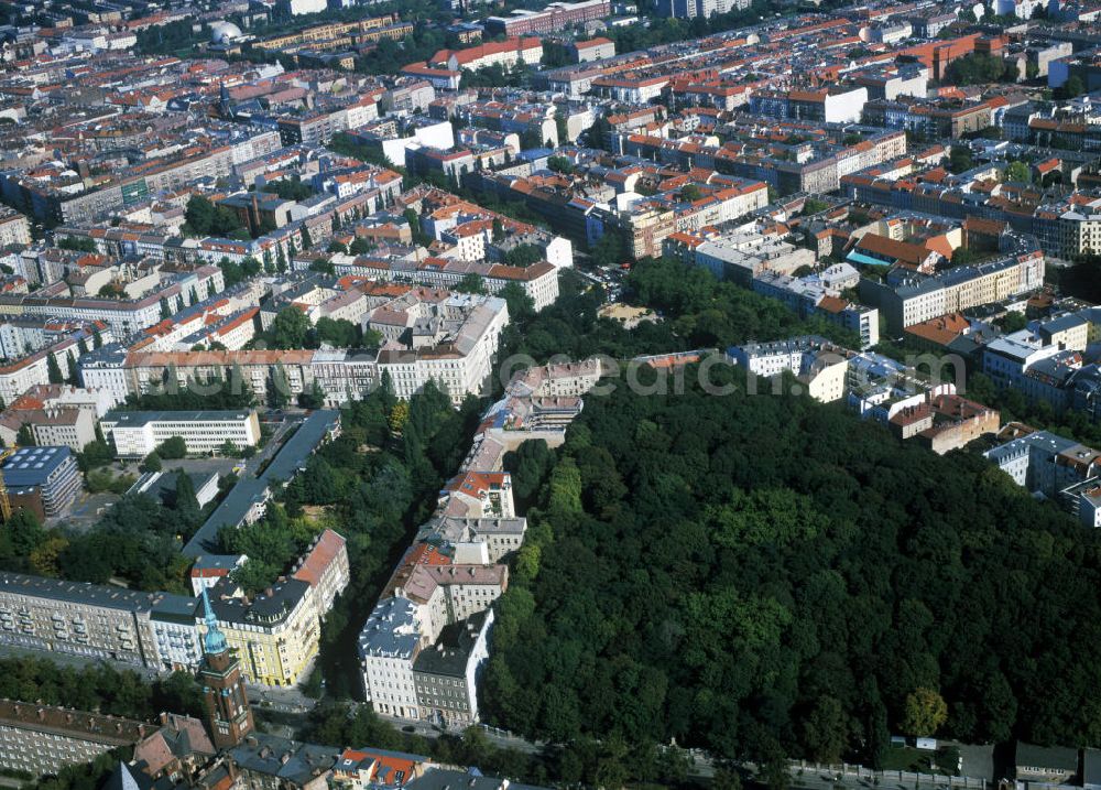 Aerial photograph Berlin Prenzlauer Berg - Jüdischer Friedhof Schönhauser Allee und Wohngebiet am Kollwitzplatz im Berliner Stadtteil Prenzlauer Berg. Jewish cemetery and housing area on the public square Kollwitzplatz in the Berlin district Prenzlauer Berg.