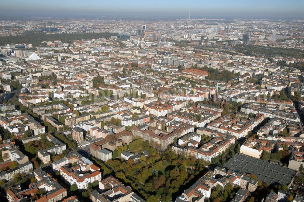 Berlin from above - Blick auf den Stadtteil Schöneberg in Richtung Tiergarten mit dem Amtsgericht Schöneberg und dem Wartenbergplatz.