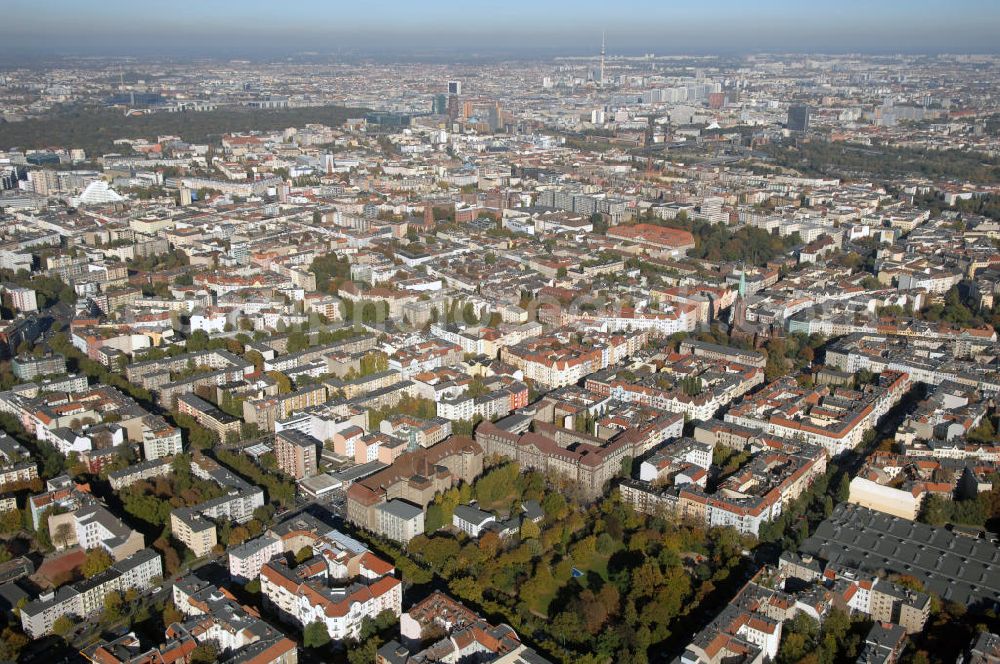 Berlin from the bird's eye view: Blick auf den Stadtteil Schöneberg in Richtung Tiergarten mit dem Amtsgericht Schöneberg und dem Wartenbergplatz.