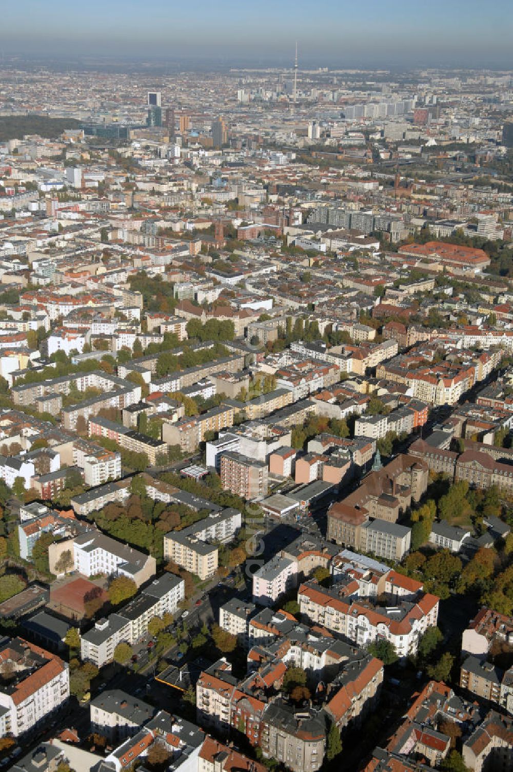 Aerial image Berlin - Blick auf den Stadtteil Schöneberg in Richtung Tiergarten mit dem Amtsgericht Schöneberg.