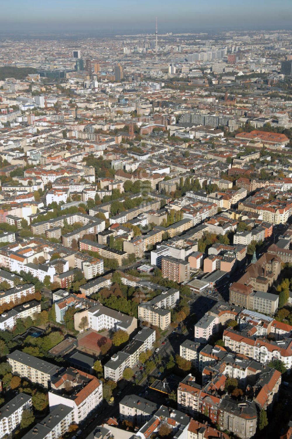 Aerial photograph Berlin - Blick auf den Stadtteil Schöneberg in Richtung Tiergarten.