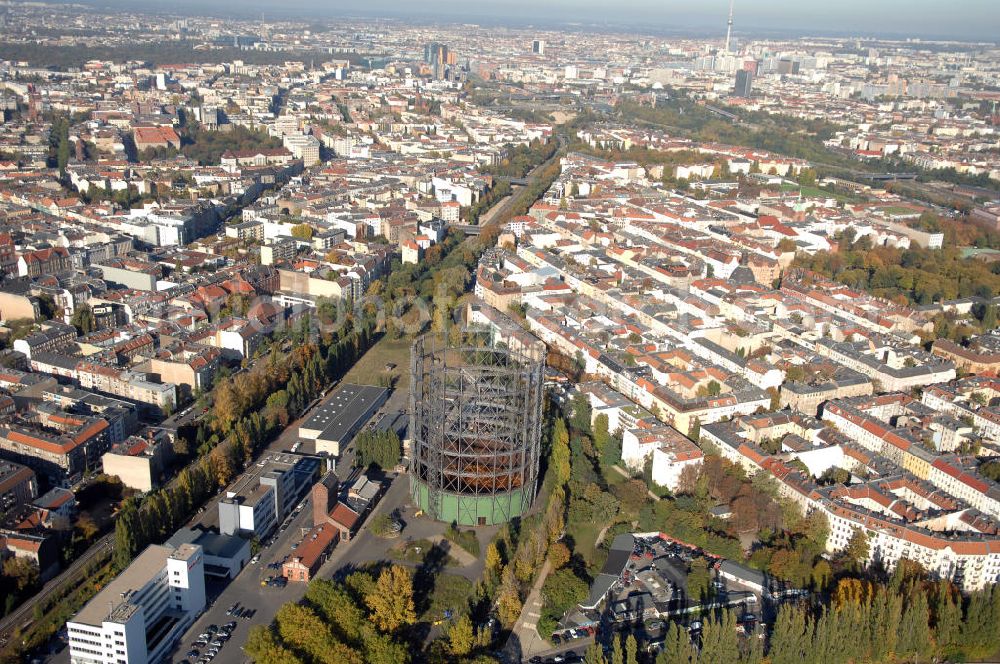 Aerial image Berlin - Blick auf den Stadtteil Schöneberg mit Gasomter. Der Gasometer Schöneberg ist ein außer Betrieb genommener Niedrigdruckgasbehälter auf dem ehemaligen GASAG-Gelände im Berliner Ortsteil Schöneberg. Das seit 1994 denkmalgeschützte und 78 Meter hohe Industriegebäude gilt als markantes Wahrzeichen Schönebergs.