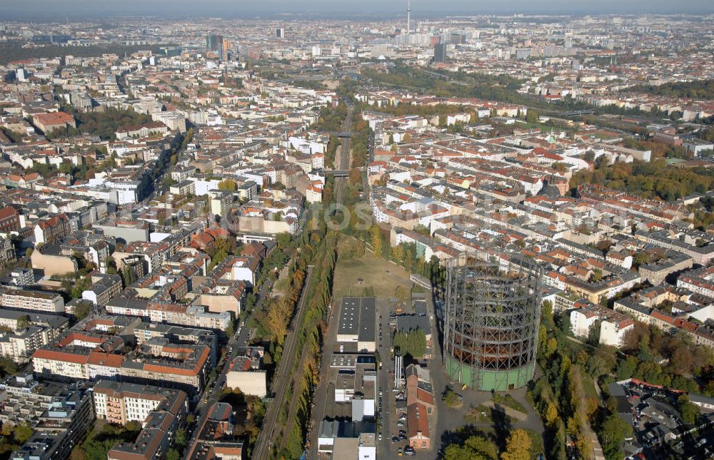 Aerial photograph Berlin - Blick auf den Stadtteil Schöneberg mit Gasomter. Der Gasometer Schöneberg ist ein außer Betrieb genommener Niedrigdruckgasbehälter auf dem ehemaligen GASAG-Gelände im Berliner Ortsteil Schöneberg. Das seit 1994 denkmalgeschützte und 78 Meter hohe Industriegebäude gilt als markantes Wahrzeichen Schönebergs.