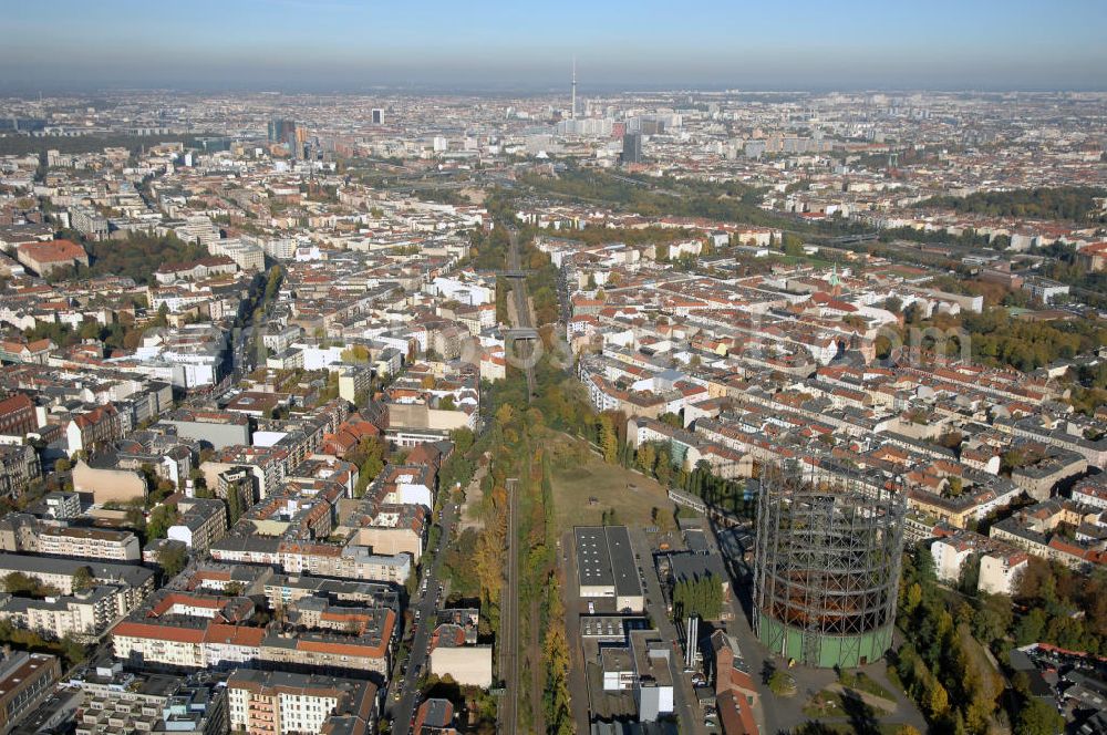 Berlin from above - Blick auf den Stadtteil Schöneberg mit Gasomter. Der Gasometer Schöneberg ist ein außer Betrieb genommener Niedrigdruckgasbehälter auf dem ehemaligen GASAG-Gelände im Berliner Ortsteil Schöneberg. Das seit 1994 denkmalgeschützte und 78 Meter hohe Industriegebäude gilt als markantes Wahrzeichen Schönebergs.