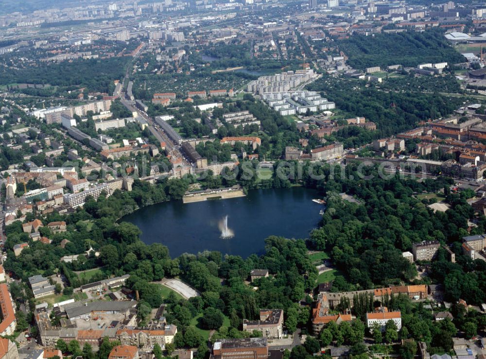 Aerial photograph Berlin Weißensee - Der Weiße See im gleichnamigen Stadtteil Berlin-Weißensee. The Lake Der Weiße See in the same-named district Berlin-Weißensee.