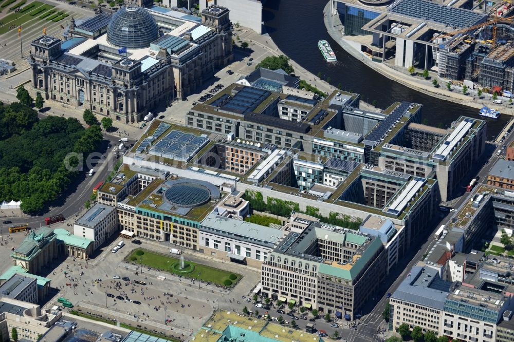 Berlin Mitte from the bird's eye view: Partial view of city from the Tiergarten to the Reichstag on Spree sheets in Berlin - Mitte