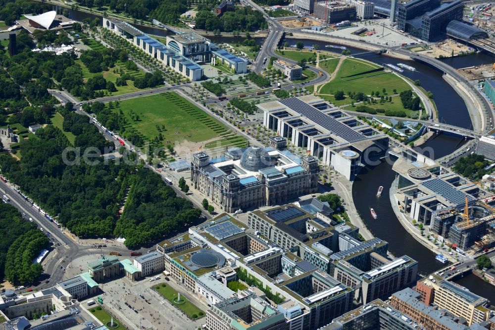 Aerial image Berlin Mitte - Partial view of city from the Tiergarten to the Reichstag on Spree sheets in Berlin - Mitte