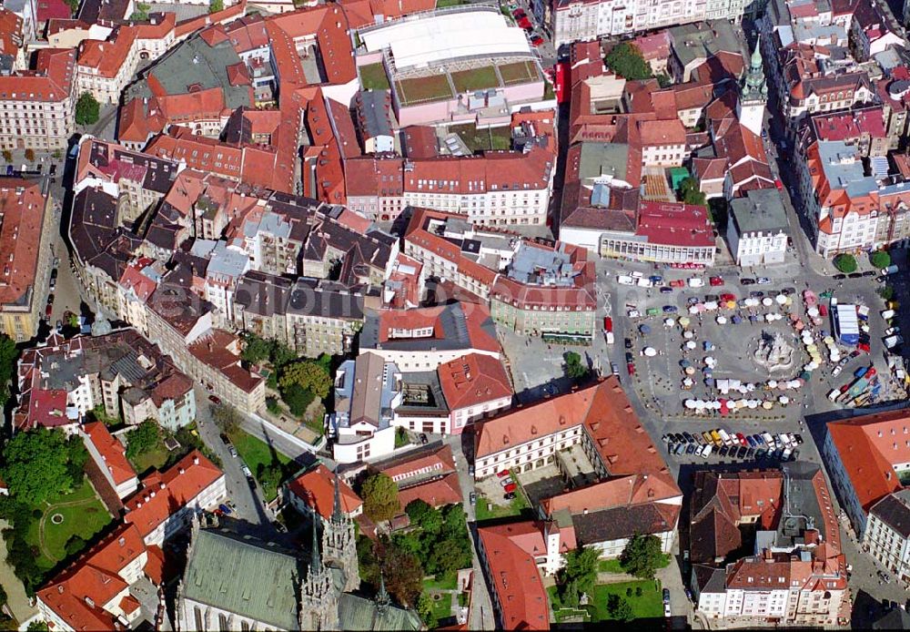 Brno / Brünn from above - Blick auf die Stadt Brno (Brünn), die zweitgrößte Stadt der Tschechei. Am forderen Rand der Aufnahme ist die Kirche der hl. Petrus und Paulus zu sehen. Geographisch gesehen ist Brünn ein Teil der Donauregion und ist historisch mit der Stadt Wien verbunden, die von hier nur 110 km entfernt ist. Brno (Brünn) befindet sich im Kraj (etwa Verwaltungseinheit/Region) Südmährische Region.