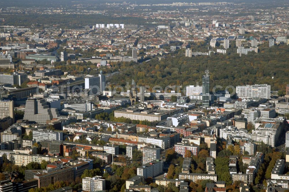 Berlin from the bird's eye view: Blick auf den Stadtteil Charlottenburg mit dem Bahnhof Zoologischer Garten in Richtung Tiergarten.