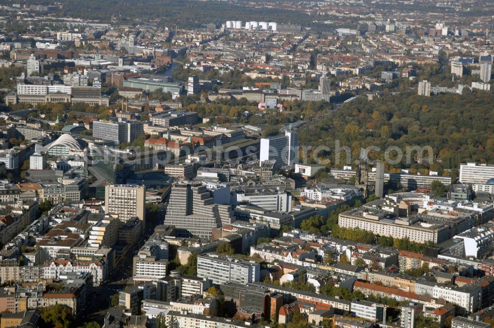 Aerial image Berlin - Blick auf den Stadtteil Charlottenburg mit dem Bahnhof Zoologischer Garten in Richtung Tiergarten.