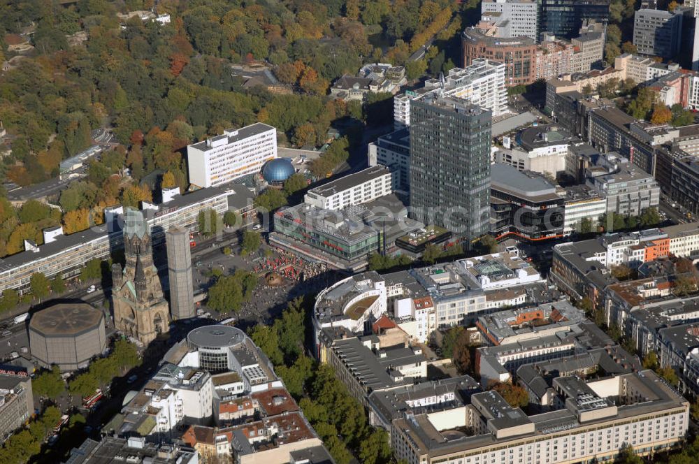 Berlin from above - Blick auf das Wohn- und Geschäftsviertel um den Breitscheidplatz mit der Kaiser-Wilhelm-Gedächtniskirche in Berlin-Charlottenburg.