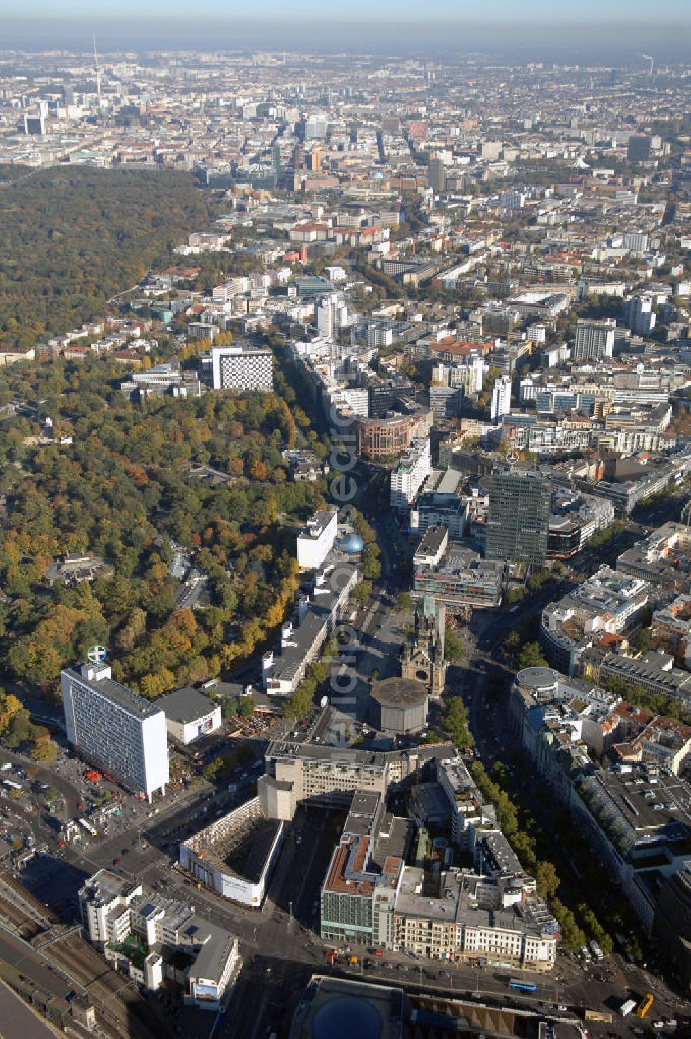 Berlin from above - Blick auf das Wohn- und Geschäftsviertel um den Breitscheidplatz mit der Kaiser-Wilhelm-Gedächtniskirche in Berlin-Charlottenburg am Tiergarten Berlin.