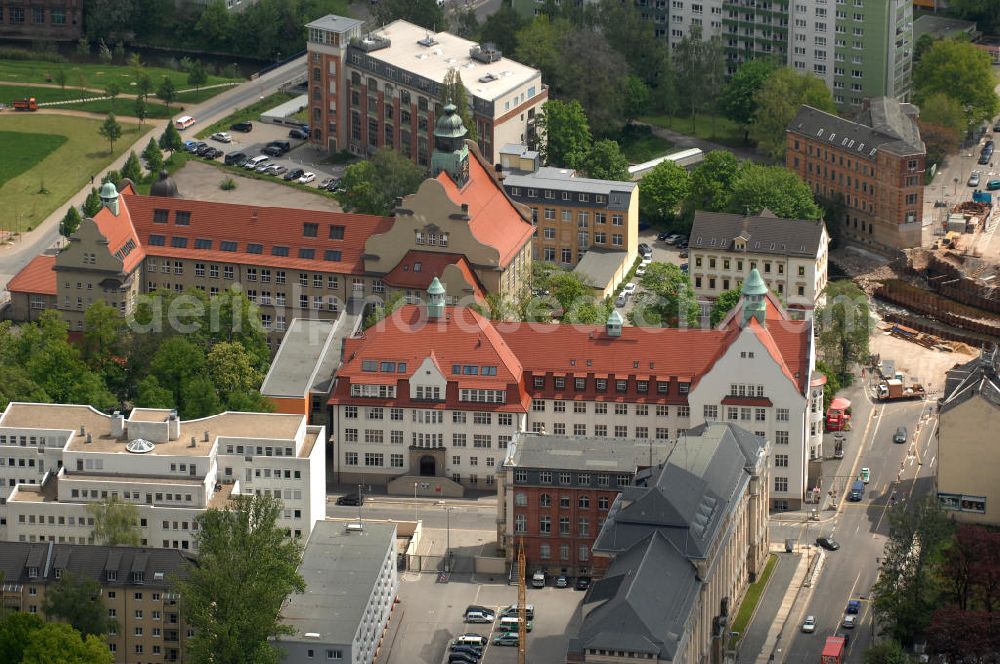 Chemnitz from above - Building complexes of vocational school BSZ für Technik II - Handwerkerschule Chemnitz at Schlossstrasse and police station Chemnitz-Mitte at Hartmanstrasse, as well as a site of vocational education and training center WBS Training AG at Promenadenstrasse in the centre of Chemnitz, Saxony