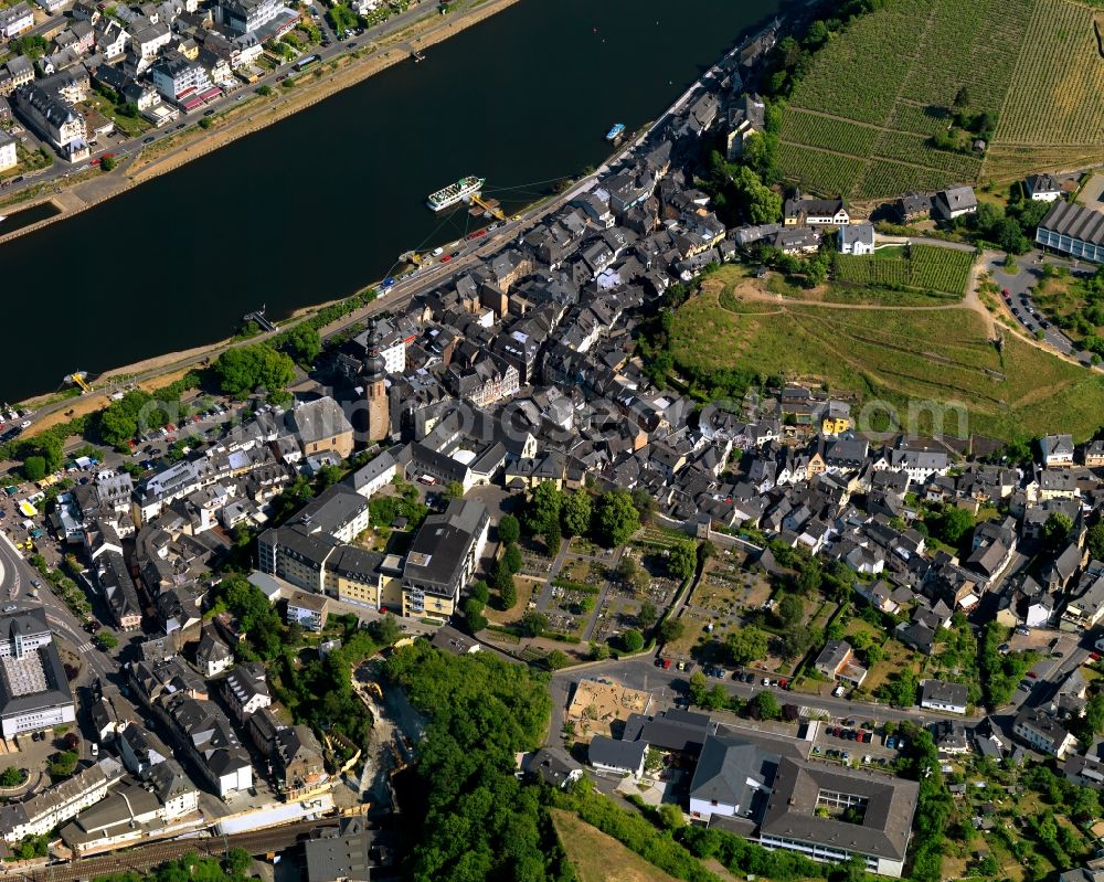 Aerial photograph Cochem - View of the town of Cochem and the course of the river Mosel in the state of Rhineland-Palatinate. Cochem is the largest town of the Cochem-Zell county district and is located in a bend of the river, surrounded by woods and hills. The official tourist resort consists of Sehl and the town centre on the left riverbank of the Mosel which is visible here