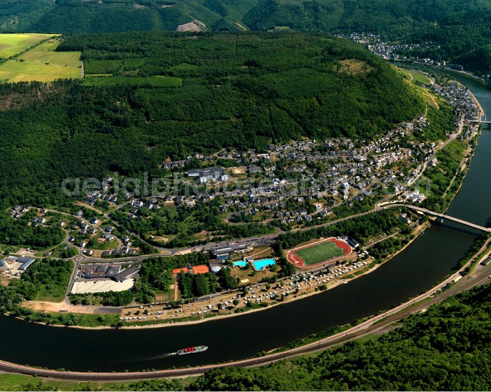 Aerial photograph Cochem - View of the town of Cochem and the course of the river Moselle in the state of Rhineland-Palatinate. Cochem is the largest town of the Cochem-Zell county district and is located in a bend of the river, surrounded by woods and hills. The official tourist resort includes sports facilities in the North of the town, located right on the riverbank