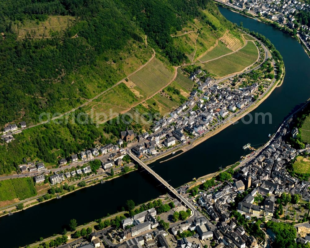 Cochem from the bird's eye view: View of the Cond part of Cochem in the state of Rhineland-Palatinate. Cochem is the largest town of the Cochem-Zell county district and is located in a bend of the river, surrounded by woods and hills. The Cond part of the official tourist resort is located on the right riverbank of the Moselle and connected to the other riverbank by a bridge