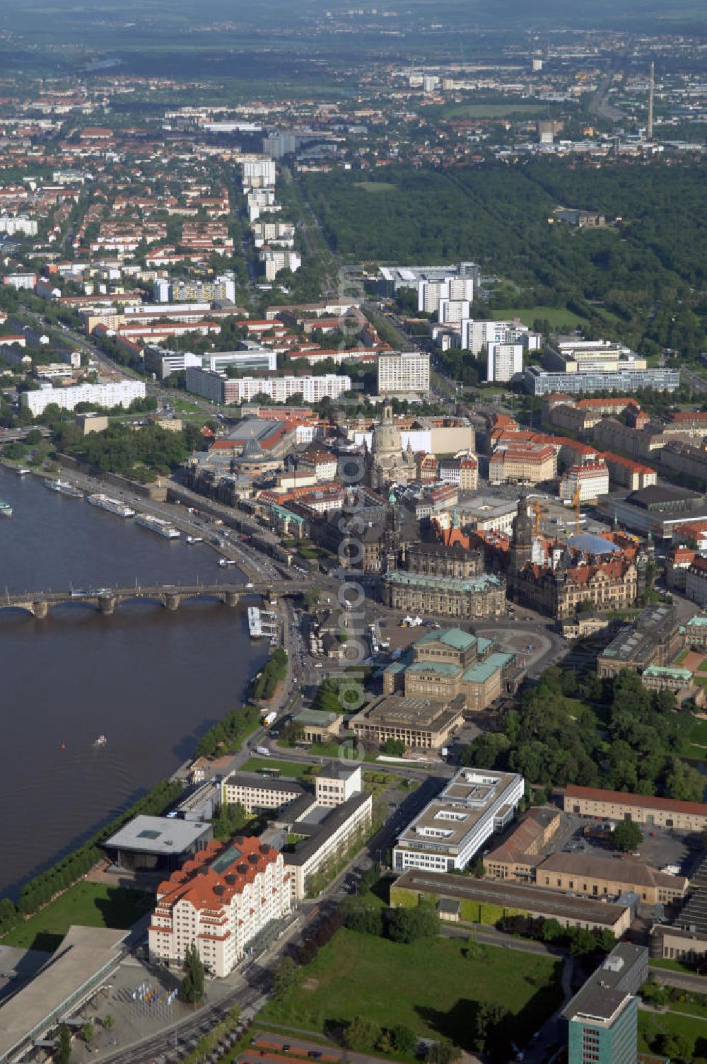 Aerial photograph Dresden - Blick über die Altstadt an der Augustusbrücke am Elbufer in Dresden. View over historic district at bridge Augustusbruecke on bank of the River Elbe.