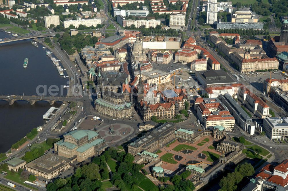 Aerial image Dresden - Blick über die Altstadt an der Augustusbrücke mit dem Dresdner Zwinger am Elbufer in Dresden. View over historic district at bridge Augustusbruecke on bank of the River Elbe.