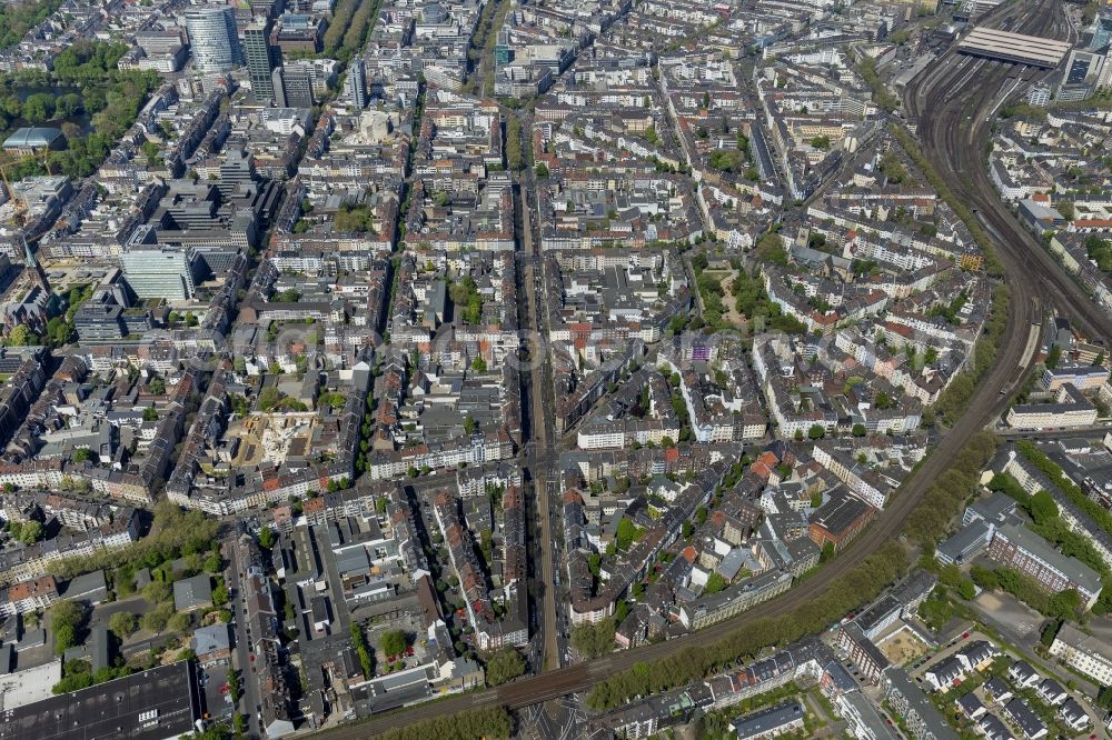 Düsseldorf from the bird's eye view: Partial view of the city of Friedrichstadt along the railway tracks to the main train station in Dusseldorf in North Rhine-Westphalia. Photo: Hans Blossey