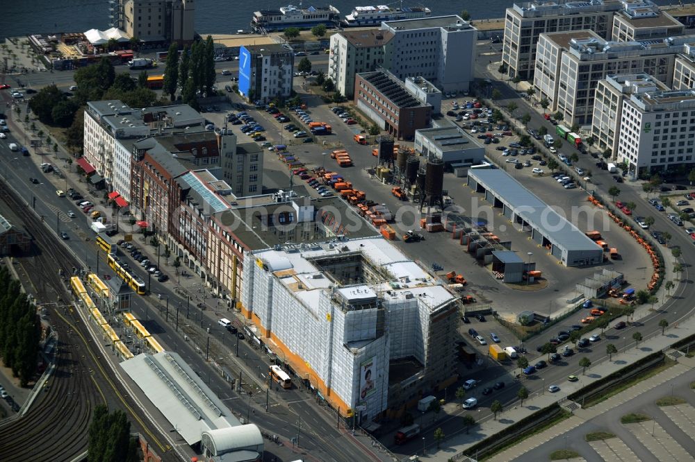 Aerial photograph Berlin - View of the area around Warschauer Strasse S-Bahn-Station in the district of Friedrichshain-Kreuzberg in Berlin. Business and office buildings as well as a compound of the BSR Berlin Maintenance offices are located here