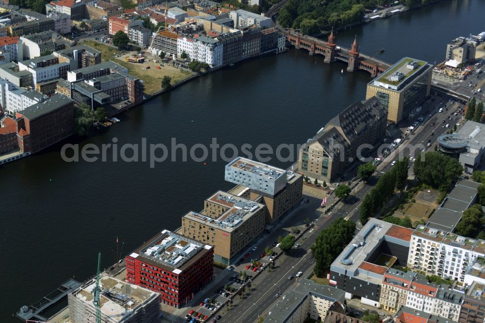 Berlin from the bird's eye view: View of the area around Oberbaumbruecke and course of the river Spree in the district of Friedrichshain-Kreuzberg in Berlin. Several historic and modern business and office buildings as well as apartment buildings are located around the riverbank