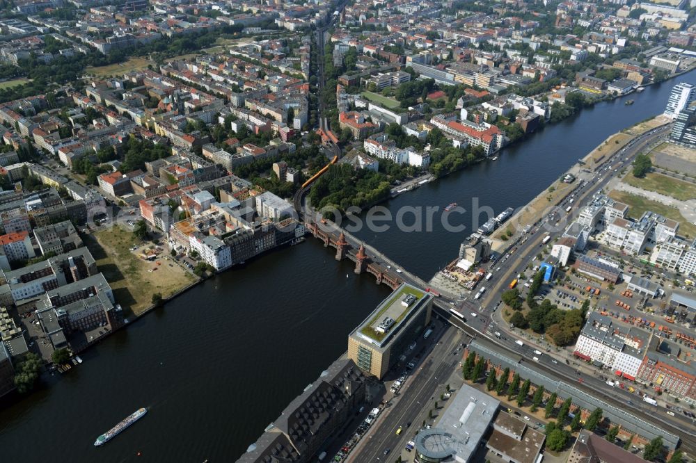 Aerial photograph Berlin - View of the area around Oberbaumbruecke and course of the river Spree in the district of Friedrichshain-Kreuzberg in Berlin. Several historic and modern business and office buildings as well as apartment buildings are located around the riverbank