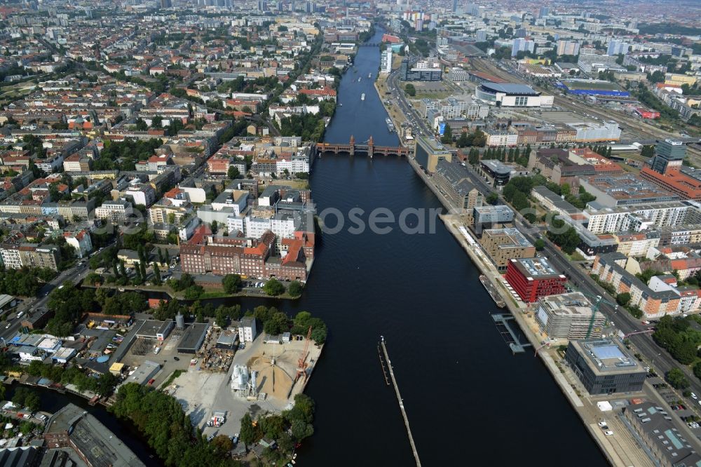 Aerial image Berlin - View of the area around Oberbaumbruecke and course of the river Spree in the district of Friedrichshain-Kreuzberg in Berlin. Several historic and modern business and office buildings as well as apartment buildings are located around the riverbank