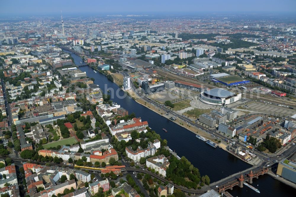 Aerial photograph Berlin - View of the area West of Oberbaumbruecke and course of the river Spree in the district of Friedrichshain-Kreuzberg in Berlin. Several historic and modern business and office buildings as well as apartment buildings are located around the riverbank. The Mercedes-Benz-Arena is located on the Northern Spree riverbank