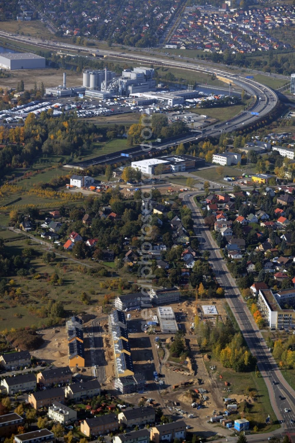 Aerial photograph Berlin - View of the area of Adlershof and Rudower Hoehe in Berlin in Germany. The federal motorway A113 takes its course in the background along industrial facilities of Adlershof, the foreground shows a residential area