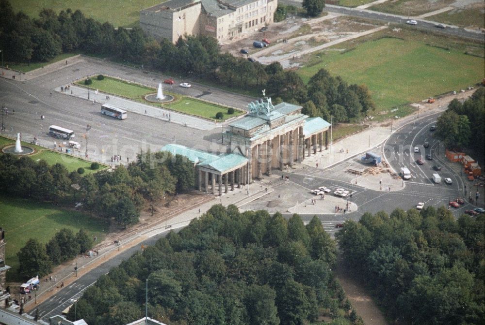 Aerial photograph Berlin - Partial view of city from the grounds the Brandenburg Gate on Pariser Platz in Berlin - Mitte - Tiergarten