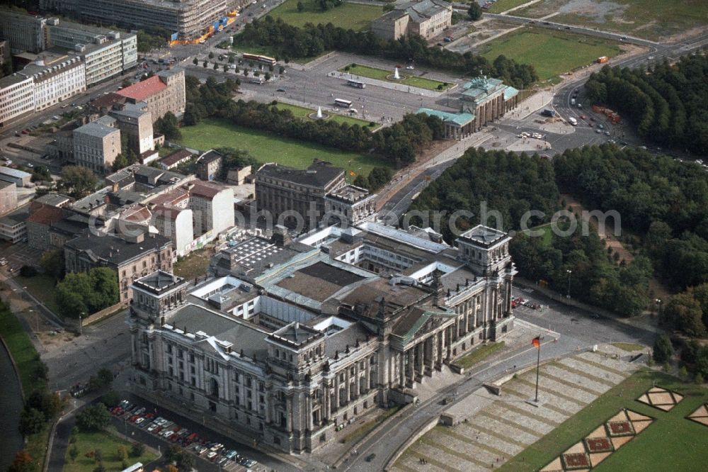 Aerial image Berlin - Partial view of city from the grounds of the Reichstag and the Brandenburg Gate on Pariser Platz in Berlin - Mitte - Tiergarten