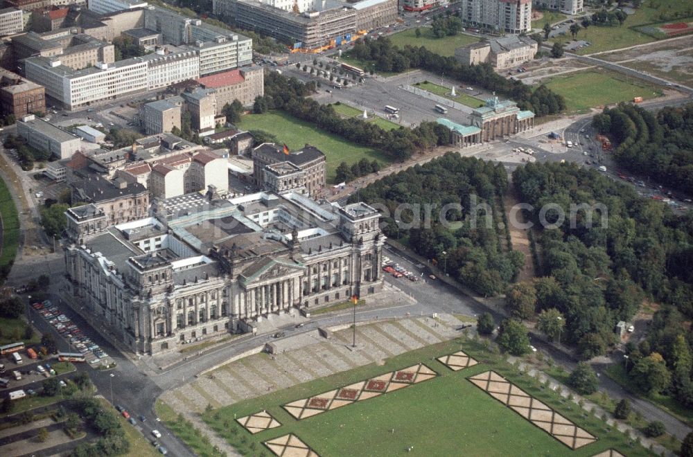 Aerial image Berlin - Partial view of city from the grounds of the Reichstag and the Brandenburg Gate on Pariser Platz in Berlin - Mitte - Tiergarten