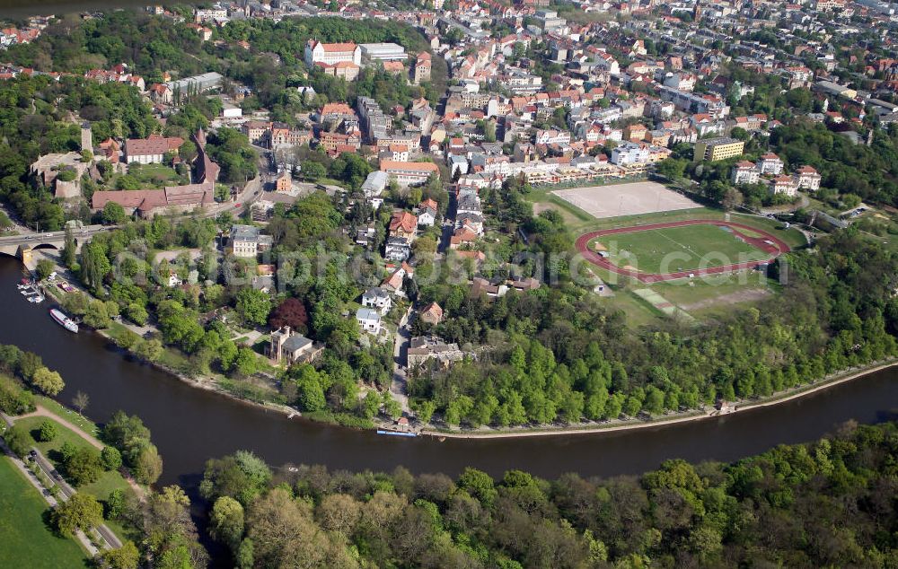 Halle / Saale - Giebichenstein from the bird's eye view: Stadtteilansicht von Giebichenstein mit der Burg Giebichenstein Kunsthochschule Halle, einer Sportanlage mit dem Stadion vom Fußballverein Turbine Halle und Mehrfamilienhäuser am Riveufer bei der Saale in Halle, Sachsen-Anhalt. Cityscape of the borough Giebichenstein with the castle Burg Giebichenstein Kunsthochschule Halle, a sports ground with the football club Turbine Halle and blocks of flats at the streambank Riveufer of the river Saale in Halle, Saxony-Anhalt.