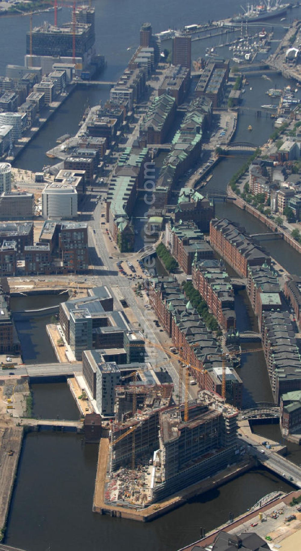 Aerial photograph Hamburg - Blick auf die Hafencity mit den Quartieren Brooktorkai / Ericus, Am Sandtorpark / Grasbrook, Am Sandtorkai / Dalmannkai und das Überseequartier, sowie die Speicherstadt. View over Hafencity with the quarters Brooktorkai / Ericus, Am Sandtorpark / Grasbrook, Am Sandtorkai / Dalmannkai and Uebersee-quarter, as well as the warehouse district.