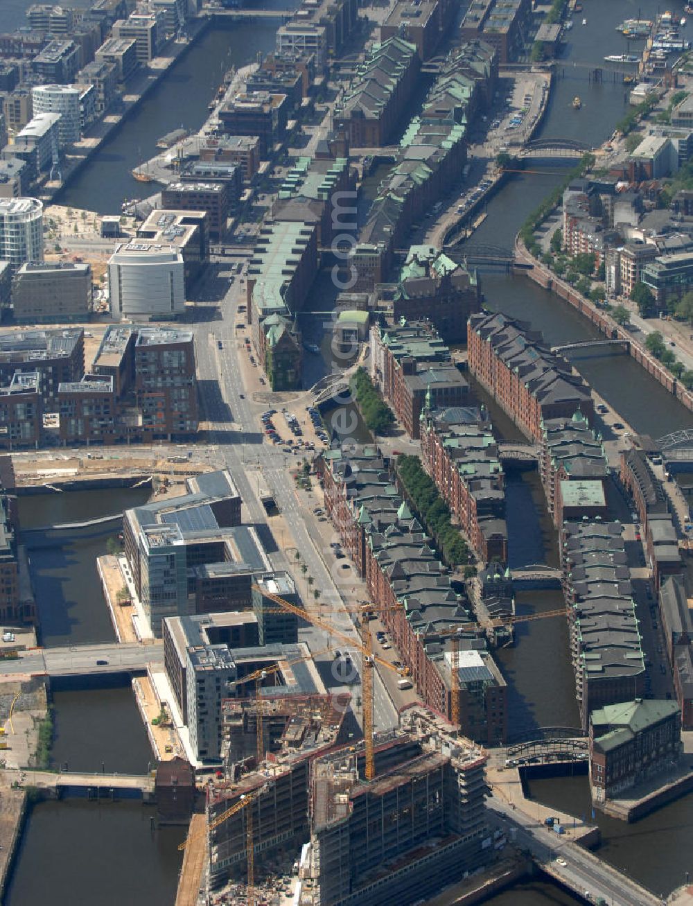 Hamburg from above - Blick auf die Hafencity mit den Quartieren Brooktorkai / Ericus, Am Sandtorpark / Grasbrook, Am Sandtorkai / Dalmannkai und das Überseequartier, sowie die Speicherstadt. View over Hafencity with the quarters Brooktorkai / Ericus, Am Sandtorpark / Grasbrook, Am Sandtorkai / Dalmannkai and Uebersee-quarter, as well as the warehouse district.