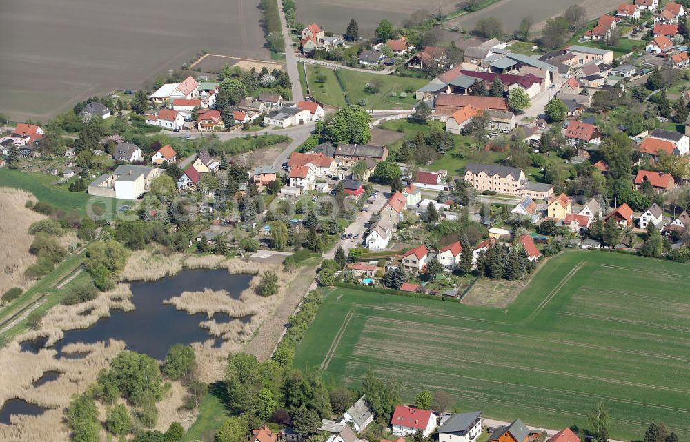 Aerial photograph Mötzlich / Halle Saale - Stadtteilansicht des eingemeindeten ehemaligen Dorfes Mötzlich in Halle. Im Bild Wohngebiete an der Zoberitzer Straße. 1944-45 befand sich auf Gemeindegelände das KZ Birkhahn-Mötzlich. Der Stadtteil Mötzlich wurde 1950 nach Halle eingemeindet. Partial view of the city in the former village Halle - Mötzlich.