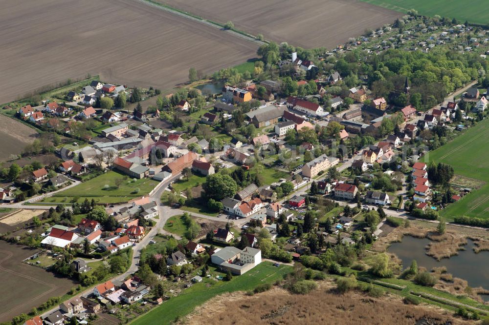 Mötzlich / Halle Saale from above - Stadtteilansicht des eingemeindeten ehemaligen Dorfes Mötzlich in Halle. Im Bild Wohngebiete an der Zoberitzer Straße. 1944-45 befand sich auf Gemeindegelände das KZ Birkhahn-Mötzlich. Der Stadtteil Mötzlich wurde 1950 nach Halle eingemeindet. Partial view of the city in the former village Halle - Mötzlich.