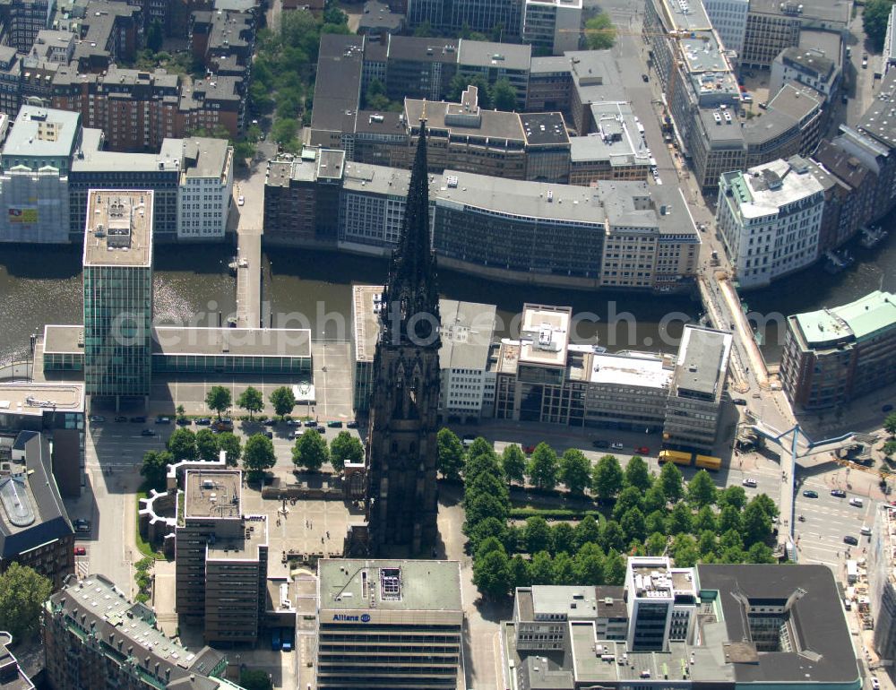 Hamburg from the bird's eye view: Blick über die Altstadt in Hamburg mit der ehemaligen Hauptkirche St. Nikolai am Hopfenmarkt an der Willy-Brandt-Straße. View over the old city of Hamburg with former main church of St. Nicholas near Hopfenmarkt at Willy-Brandt-Strasse.