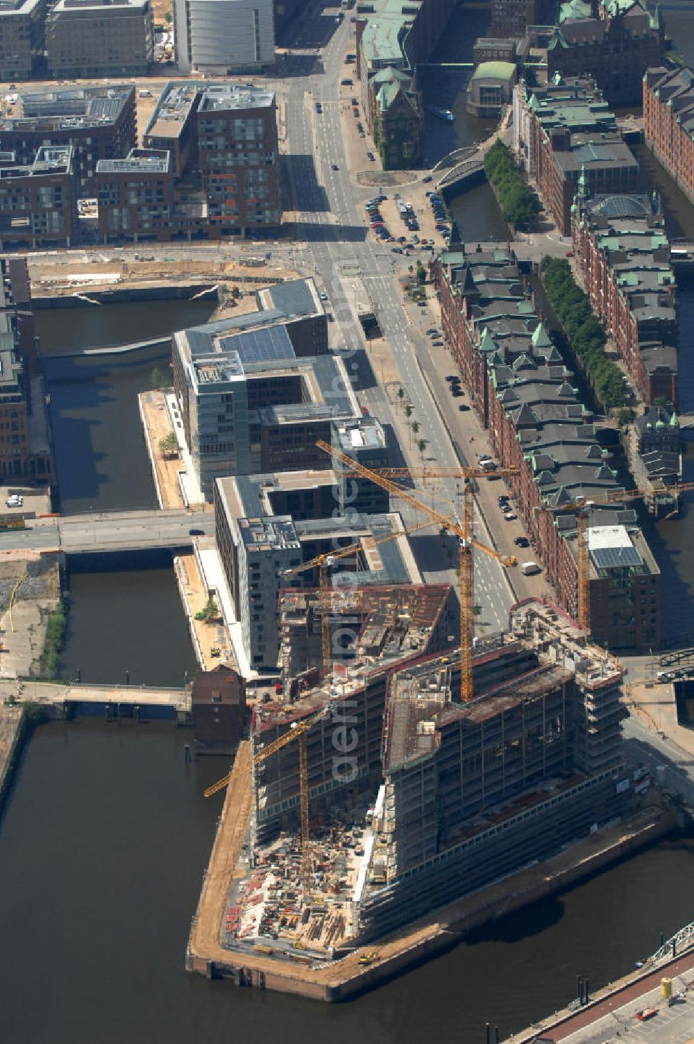 Hamburg from the bird's eye view: Blick über das Quartier Brooktorkai / Ericus in der Hafencity, mit den Gebäuden der Schiffsklassifikations-Gesellschaft Germanische Lloyd, einem Teil der Speicherstadt und den Baustellen vom Spiegel-Verlagshau und des Ericus-Contor auf der Ericusspitze. View over quarter Brooktorkai / Ericus in the Hafencity, with the buildings of ship classification society Germanische Lloyd, a part of the warehouse district and the construction areas of Spiegel-publishing company and Ericus-Contor on top of Ericus.