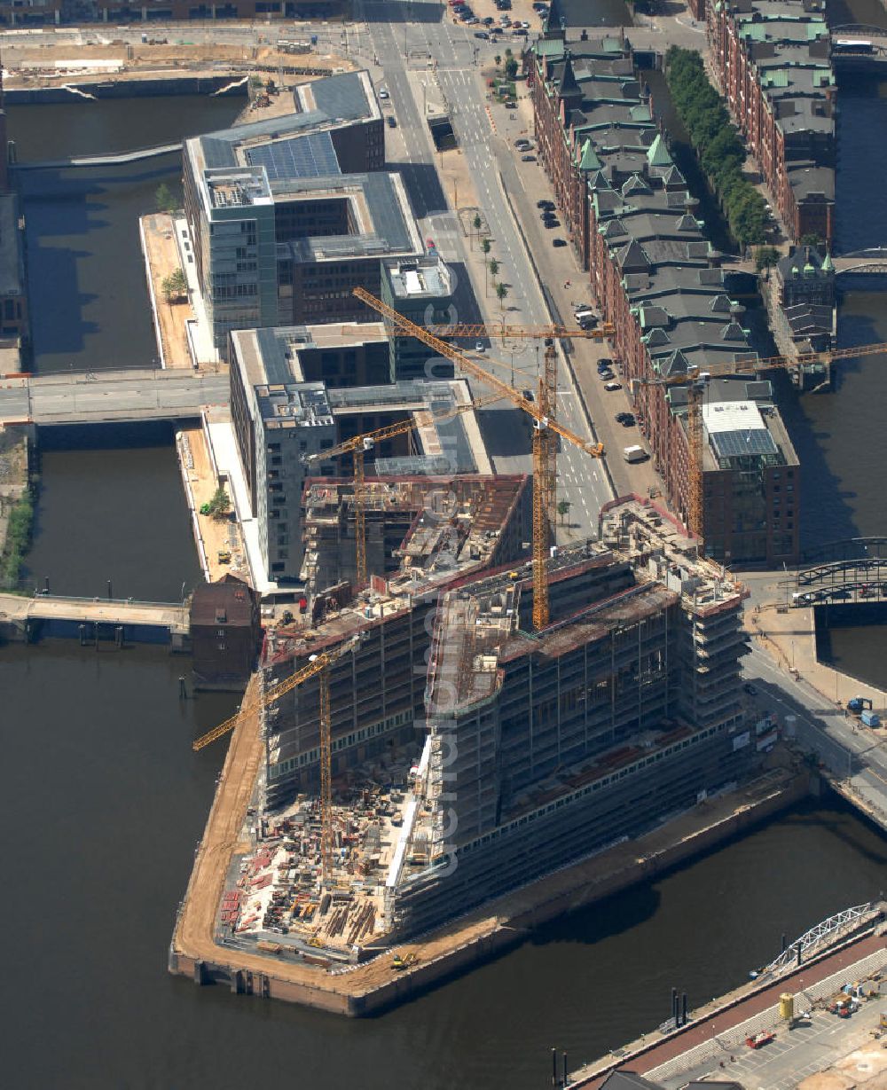 Aerial image Hamburg - Blick über das Quartier Brooktorkai / Ericus in der Hafencity, mit den Gebäuden der Schiffsklassifikations-Gesellschaft Germanische Lloyd, einem Teil der Speicherstadt und den Baustellen vom Spiegel-Verlagshau und des Ericus-Contor auf der Ericusspitze. View over quarter Brooktorkai / Ericus in the Hafencity, with the buildings of ship classification society Germanische Lloyd, a part of the warehouse district and the construction areas of Spiegel-publishing company and Ericus-Contor on top of Ericus.