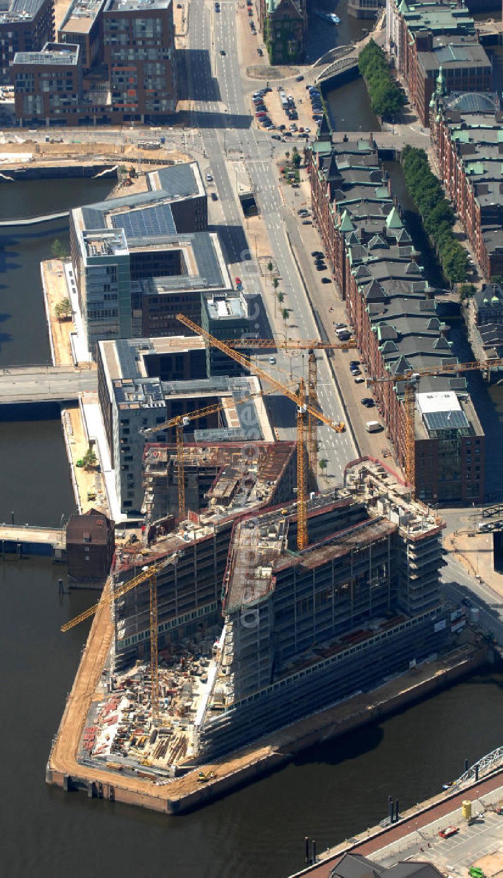 Aerial photograph Hamburg - Blick über das Quartier Brooktorkai / Ericus in der Hafencity, mit den Gebäuden der Schiffsklassifikations-Gesellschaft Germanische Lloyd, einem Teil der Speicherstadt und den Baustellen vom Spiegel-Verlagshau und des Ericus-Contor auf der Ericusspitze. View over quarter Brooktorkai / Ericus in the Hafencity, with the buildings of ship classification society Germanische Lloyd, a part of the warehouse district and the construction areas of Spiegel-publishing company and Ericus-Contor on top of Ericus.