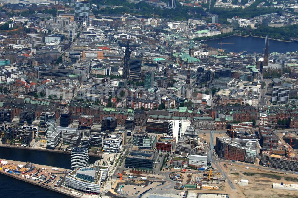 Aerial photograph Hamburg - Sicht über die Baustelle der Hafencity im Überseequartier, die Speicherstadt, Hamburg-Altstadt und die Binnenalster. View over the construction area of Hafencity at quarter Überseequartier, over the warehouse district, the old town, and the Inner Alster.