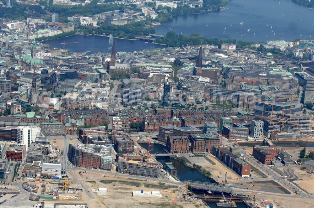 Hamburg from above - Sicht über die Baustelle der Hafencity im Überseequartier mit Baakenbrücke, über die Speicherstadt, Hamburg-Altstadt, die Binnenalster bis zur Außenalster. View over the construction area of Hafencity at quarter Überseequartier with the bridge Baakenbrücke, over the warehouse district, the old town, the Inner Alster and the Outer Alster.