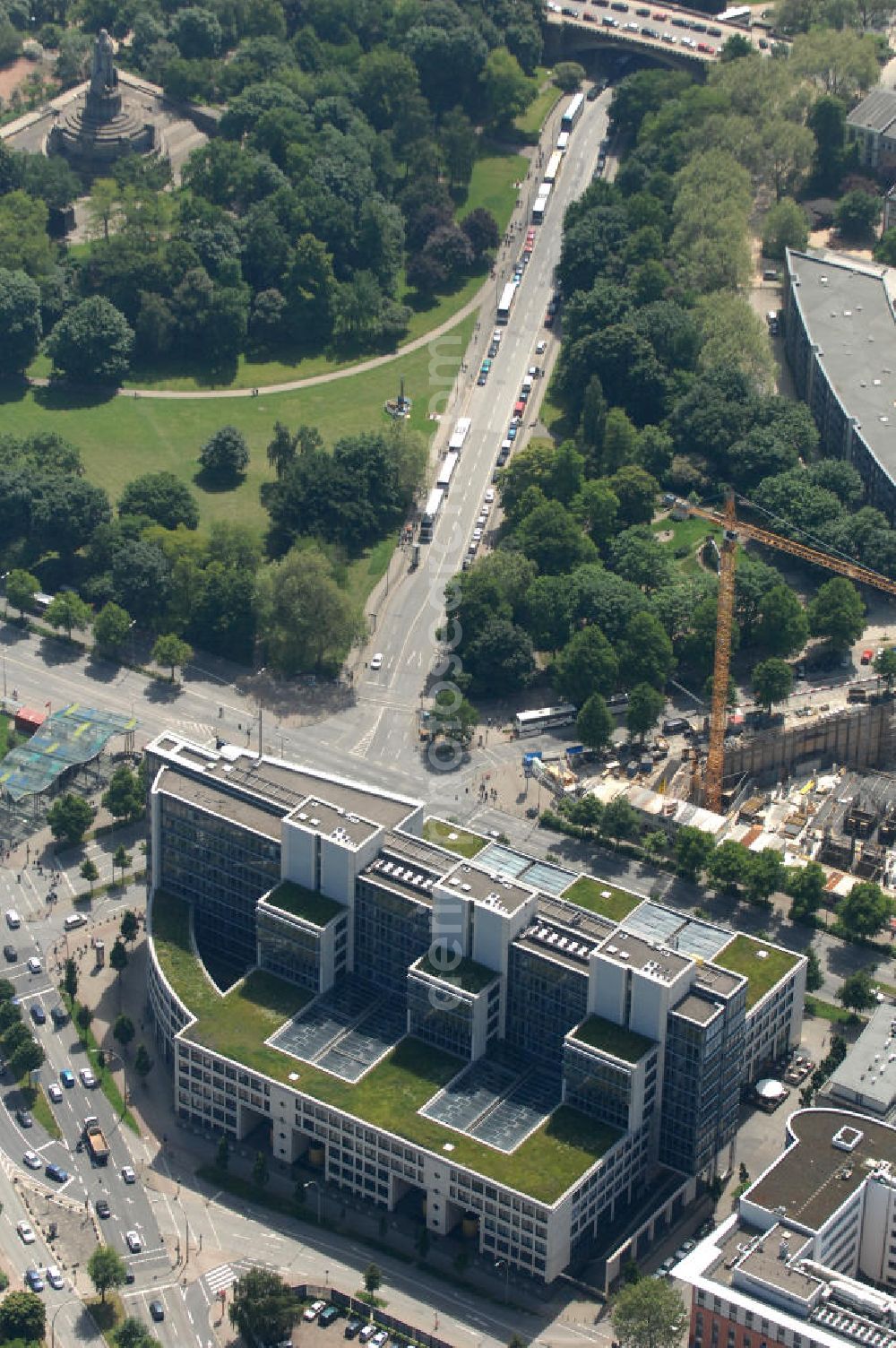 Hamburg from the bird's eye view: Blick über Bürogebäude der ProCenter Immobilien-, Management- und Center-Verwaltungs-GmbH am Millerntorplatz, die Baustelle der Tanzenden Türme an der Reeperbahn im Stadtteil St. Pauli, die Helgoländer Allee und das Bismarck-Denkmal im Alten Elbpark im Stadtteil Neustadt. View over office building of ProCenter Immobilien-, Management- und Center-Verwaltungs-GmbH at Millerntorplatz, construction area of Dancing Towers at Reeperbahn in district St. Pauli, the Helgolaender Allee and Bismarck-memorial in Old Elbpark in district Neustadt.